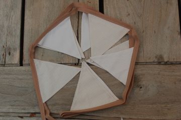 $$ Wimpelkette, Beige Karo/Streifen No.105